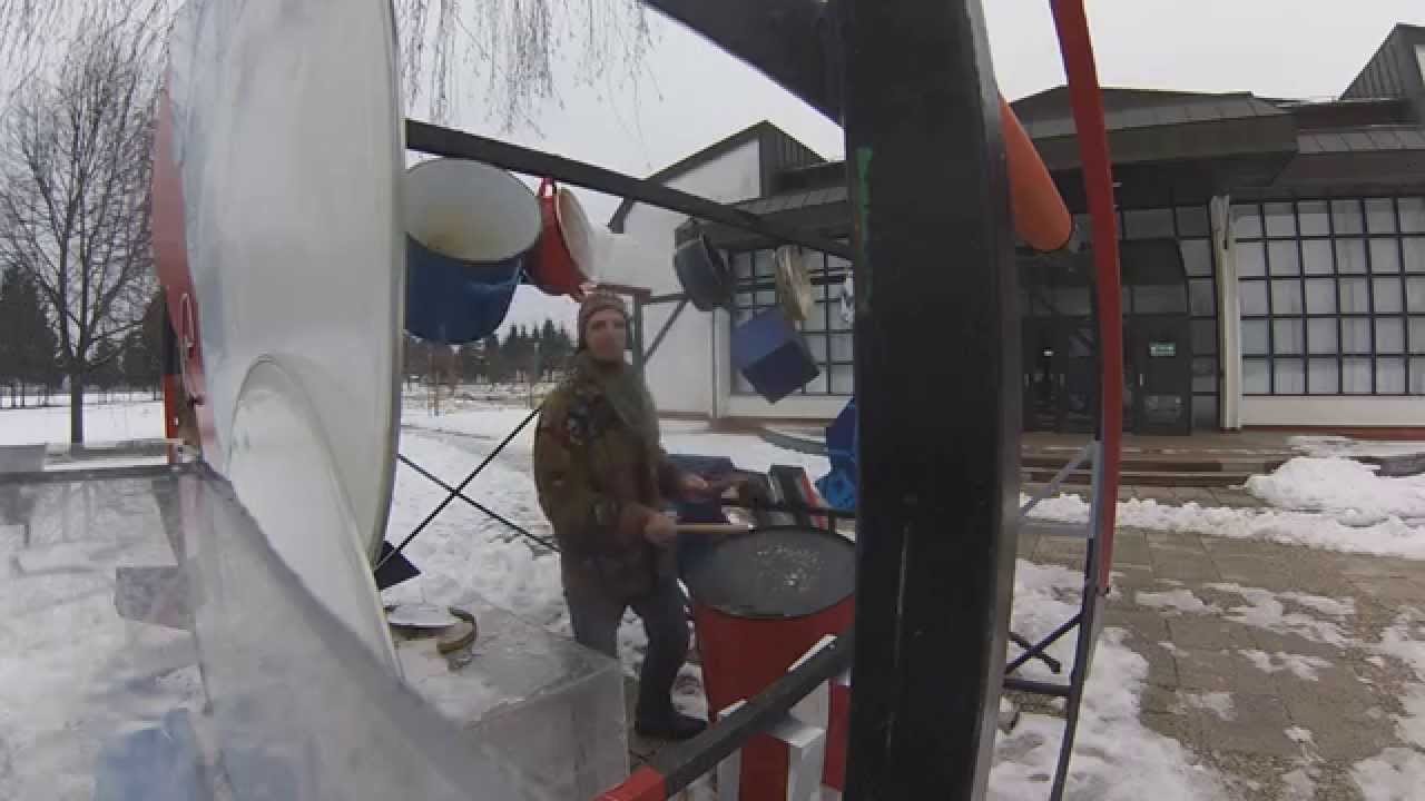 Kažin pred Kulturnim Domom Žalec